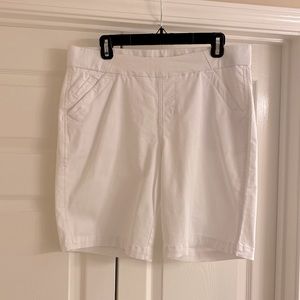 JAG jeans pull on shorts size 12/31 classic fit white